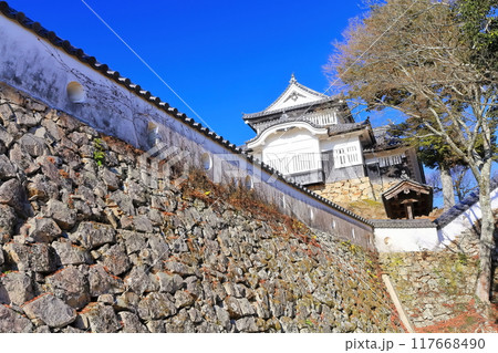 【岡山県】備中松山城（現存天守） 117668490