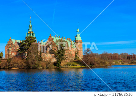 View of Frederiksborg castle in Hillerod, Denmark 117668510