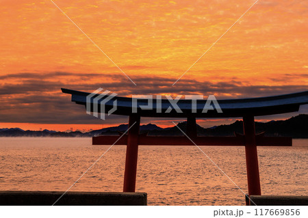 海霧流れる瀬戸内の朝焼け 海霧流れる瀬戸内の朝焼け 117669856