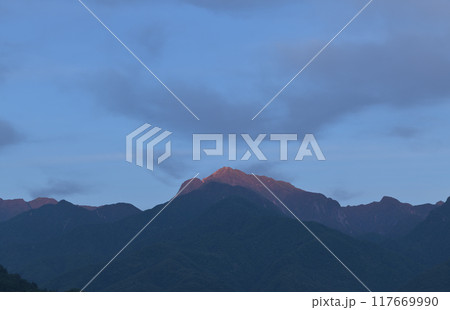 北杜市白州町から見る山頂が赤く染まる南アルプス甲斐駒ケ岳 北杜市白州町から見る山頂が赤く染まる南アルプス甲斐駒ケ岳 117669990