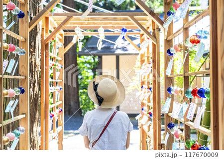夏の熊野神社(熊野大社)　風鈴の飾り「かなで」と女性　山形県南陽市 117670009