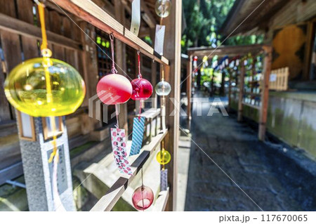 夏の熊野神社(熊野大社)　風鈴の飾り「かなで」　山形県南陽市 117670065