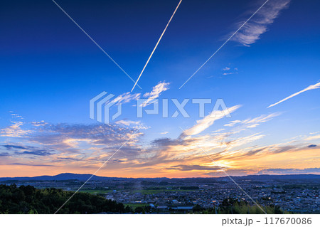 京都府最南端木津川市城山台からの夕景 大空を横切る飛行機雲と夕焼け空 木津の街を見下ろす高台にて#2 京都府最南端木津川市城山台からの夕景 大空を横切る飛行機雲と夕焼け空 木津の街を見下ろす高台にて#2 117670086