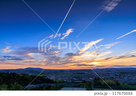 京都府最南端木津川市城山台からの夕景　大空を横切る飛行機雲と夕焼け空　木津の街を見下ろす高台にて#4 117670088