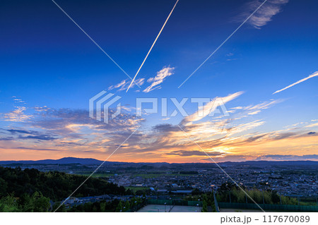 京都府最南端木津川市城山台からの夕景　大空を横切る飛行機雲と夕焼け空　木津の街を見下ろす高台にて#5 117670089