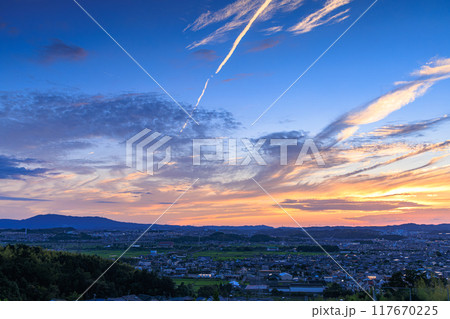 京都府最南端木津川市城山台からの夕景 大空を横切る飛行機雲と夕焼け空 木津の街を見下ろす高台にて#9 京都府最南端木津川市城山台からの夕景 大空を横切る飛行機雲と夕焼け空 木津の街を見下ろす高台にて#9 117670225