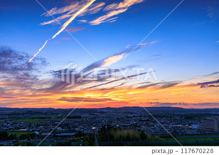 京都府最南端木津川市城山台からの夕景大空を横切る飛行機雲と夕焼け空 木津の街を見下ろす高台にて#12 京都府最南端木津川市城山台からの夕景大空を横切る飛行機雲と夕焼け空 木津の街を見下ろす高台にて#12 117670228