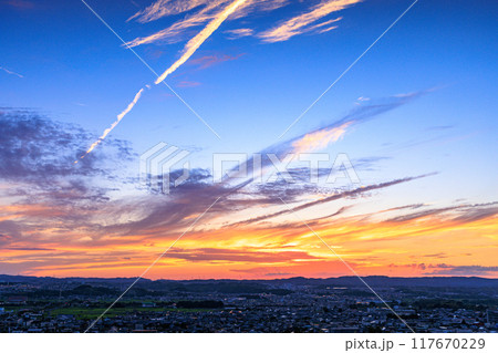 京都府最南端木津川市城山台からの夕景大空を横切る飛行機雲と夕焼け空 木津の街を見下ろす高台にて#13 京都府最南端木津川市城山台からの夕景大空を横切る飛行機雲と夕焼け空 木津の街を見下ろす高台にて#13 117670229