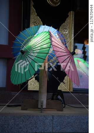 神社の境内に飾られた和傘 神社の境内に飾られた和傘 117670444