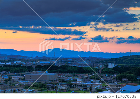 京都府最南端木津川市城山台からの夕景　夕焼け空上空の暗雲と木津川の鉄橋を渡るJR奈良線の電車#2 117670538