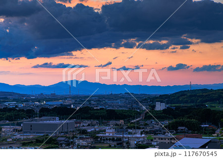 京都府最南端木津川市城山台からの夕景　夕焼け空上空の暗雲と木津川の鉄橋を渡るJR奈良線の電車#8 117670545