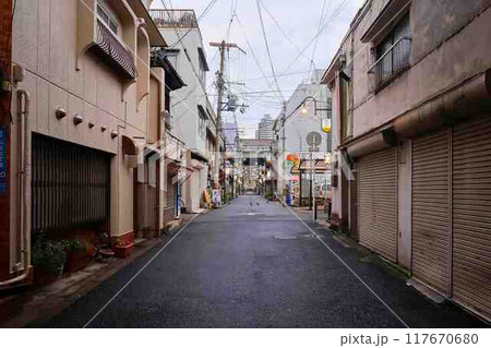 関西の下町風景　西成区 117670680