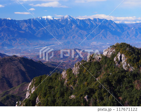 奥秩父・金峰山から望む冬の南アルプス 117671122