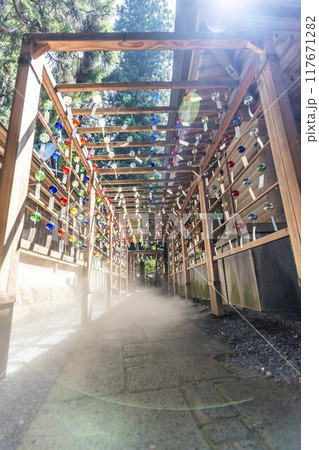 夏の熊野神社(熊野大社)　風鈴の飾り「かなで」　山形県南陽市 117671282