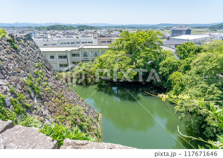 三重県伊賀市　初夏の伊賀上野城の高石垣と城下 117671646