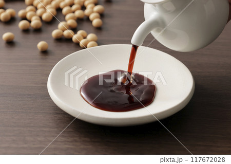 皿に注いだ醤油 皿に注いだ醤油 117672028