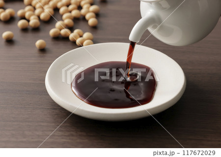 皿に注いだ醤油 皿に注いだ醤油 117672029