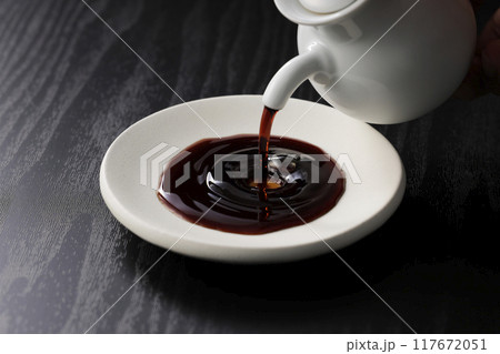 皿に注いだ醤油 117672051