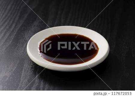皿に注いだ醤油 117672053