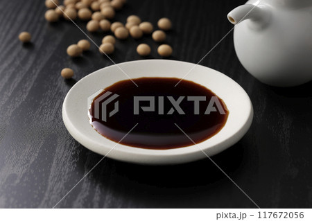 皿に注いだ醤油 皿に注いだ醤油 117672056