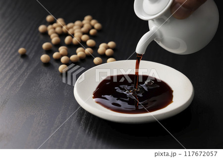 皿に注いだ醤油 117672057