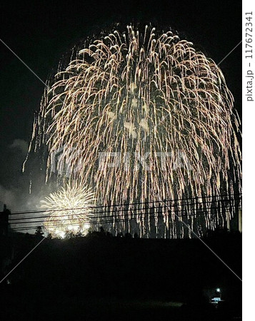 夜空に打ち上がる大輪の一尺玉 夜空に打ち上がる大輪の一尺玉 117672341