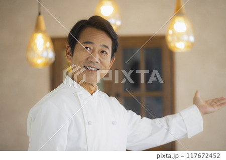 カフェで働く男性 117672452