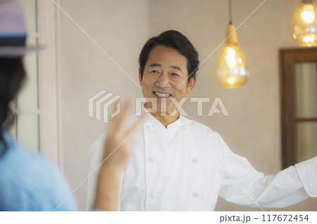 カフェで働く男性 カフェで働く男性 117672454
