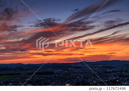 京都府最南端木津川市城山台からの夕景　夕焼けクライマックス　空一面に広がった夕焼け雲#6 117672496