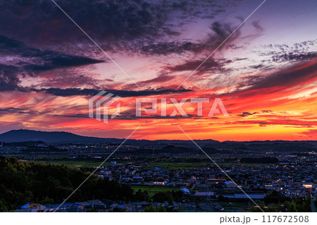 京都府最南端木津川市城山台からの夕景　夕焼けクライマックス　空一面に広がった夕焼け雲#18 117672508