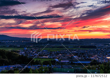 京都府最南端木津川市城山台からの夕景　夕焼けクライマックス　空一面に広がった夕焼け雲#22 117672512
