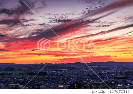京都府最南端木津川市城山台からの夕景　夕焼けクライマックス　空一面に広がった夕焼け雲#23 117672513