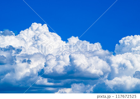 青空を覆う夏の積乱雲　a-2 高彩度コントラスト 117672525