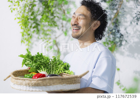 新鮮な野菜を持つ男性 117672539