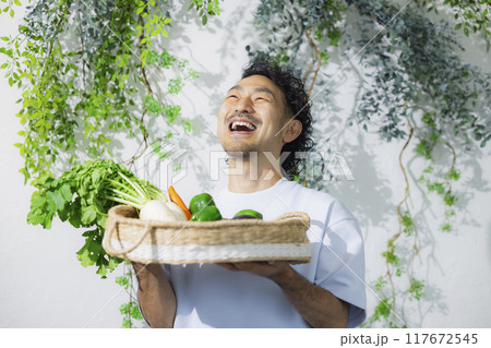 新鮮な野菜を持つ男性 117672545