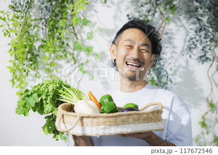 新鮮な野菜を持つ男性 117672546