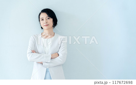 ミドル女性のポートレート ミドル女性のポートレート 117672698
