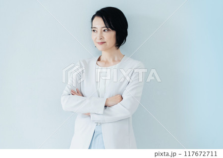 ミドル女性のポートレート ミドル女性のポートレート 117672711