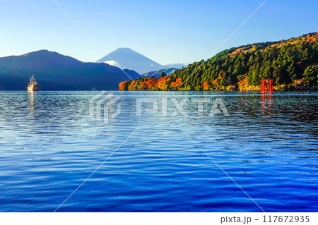 紅葉の始まった、芦ノ湖と観光船 117672935