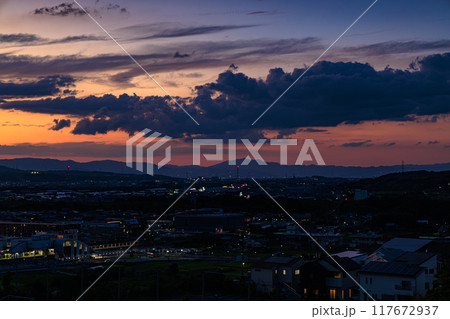 京都府最南端木津川市城山台からの夕景　灯りが灯る木津駅と夕焼け空　木津の街を見下ろす高台にて#2 117672937