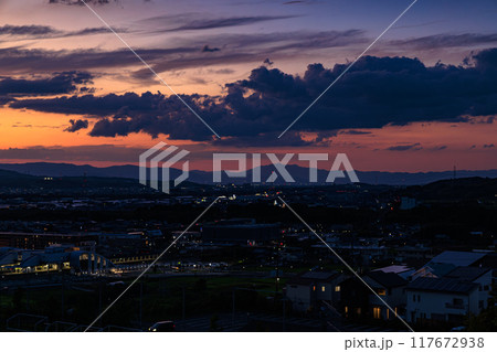 京都府最南端木津川市城山台からの夕景　灯りが灯る木津駅と夕焼け空　木津の街を見下ろす高台にて#3 117672938