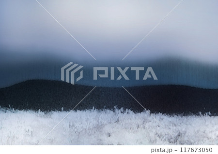 白夜の凍てつく雪原から望む雪山抽象風景（モノトーン水彩調加工画像） 117673050