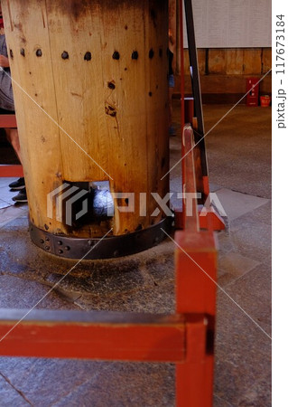 東大寺大仏殿の柱くぐり 東大寺大仏殿の柱くぐり 117673184