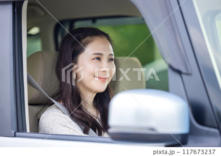 ドライブする若い女性 117673237