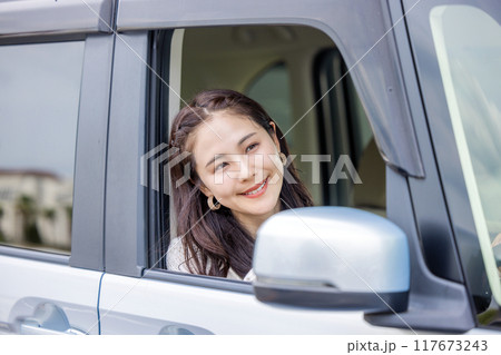 ドライブする若い女性 ドライブする若い女性 117673243