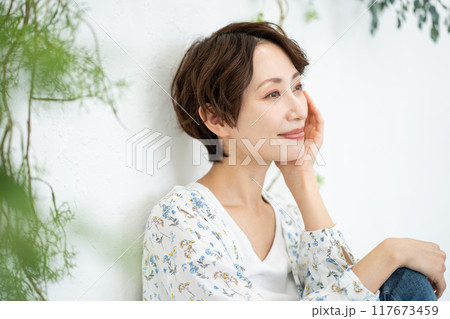 ビューティーイメージ（ショートヘアのミドル女性） 117673459