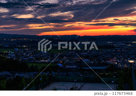 京都府最南端木津川市城山台からの夕景　山際の夕焼けと灯りが灯る街　木津の街を見下ろす高台にて#4 117673468