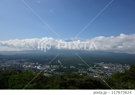 頭を雲の上に出した富士山、天上山公園より 頭を雲の上に出した富士山、天上山公園より 117673624