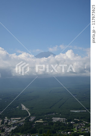 頭を雲の上に出した富士山、天上山公園より 頭を雲の上に出した富士山、天上山公園より 117673625