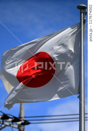 風にたなびく日の丸の旗 117674002